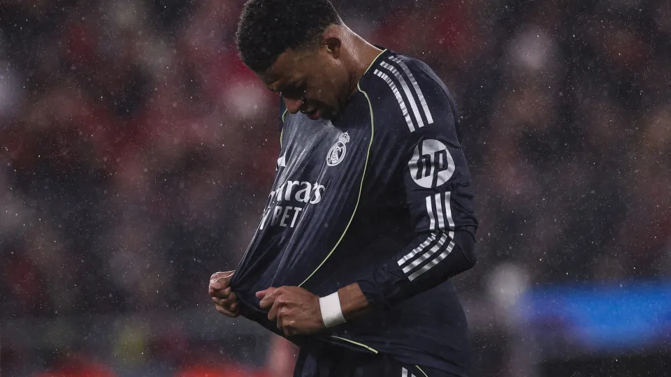 Mbappé dá murro na mesa após derrota contra Benfica: "Vergonha"