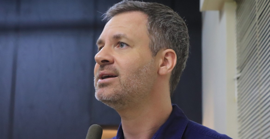 Rafael de Angeli parte para o ataque, enquadra Maria Paula e transforma sessão da Câmara em ringue político